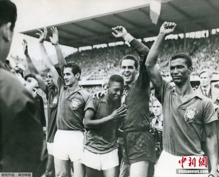 传奇球王贝利因病离世，三夺世界杯传奇谢幕