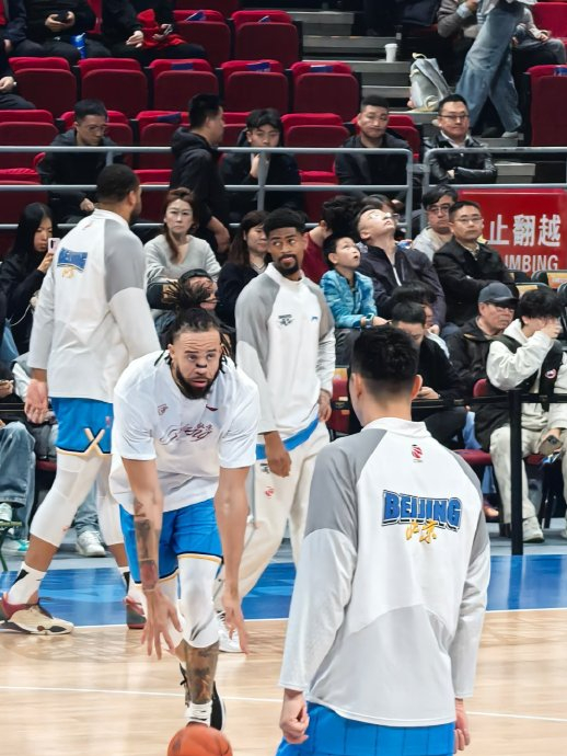 勇士旧将麦基与北汽男篮赛前拥抱引爆关注