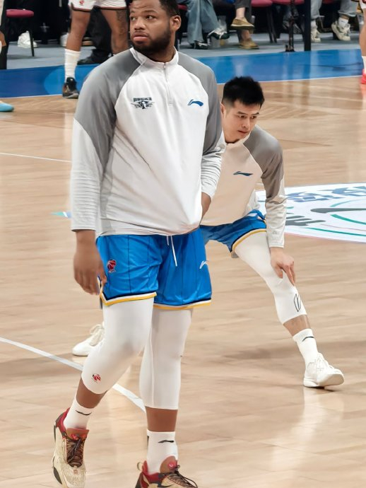 勇士旧将麦基与北汽男篮赛前拥抱引爆关注