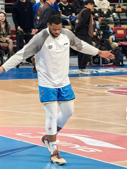 勇士旧将麦基与北汽男篮赛前拥抱引爆关注