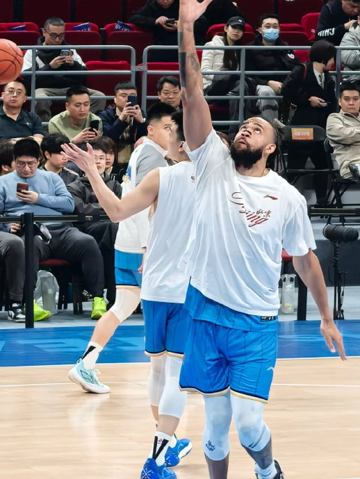 勇士旧将麦基与北汽男篮赛前拥抱引爆关注