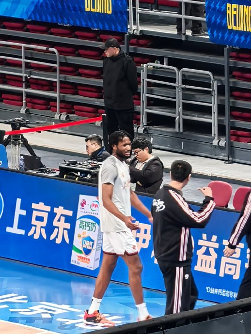 勇士旧将麦基与北汽男篮赛前拥抱引爆关注