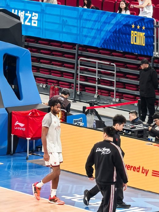 勇士旧将麦基与北汽男篮赛前拥抱引爆关注