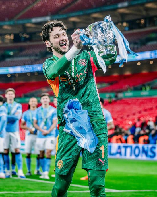 曼城青训军团闪耀联赛杯夺冠之夜