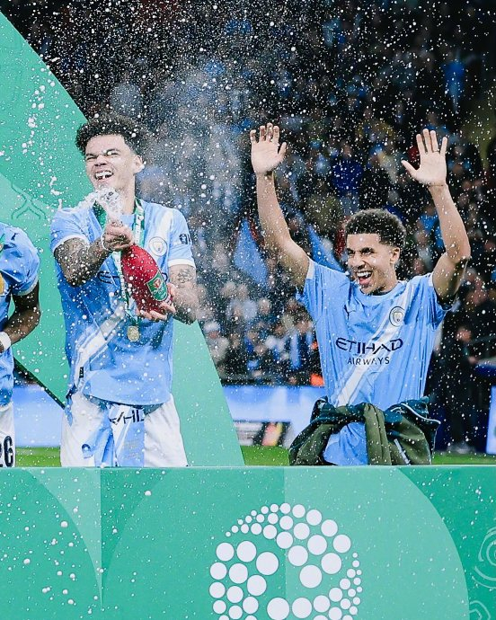 曼城青训军团闪耀联赛杯夺冠之夜