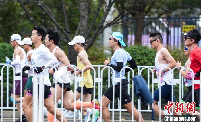 超两万跑者竞逐光谷马拉松 领略科技创新魅力与