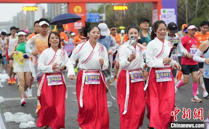 超两万跑者竞逐光谷马拉松 领略科技创新魅力与