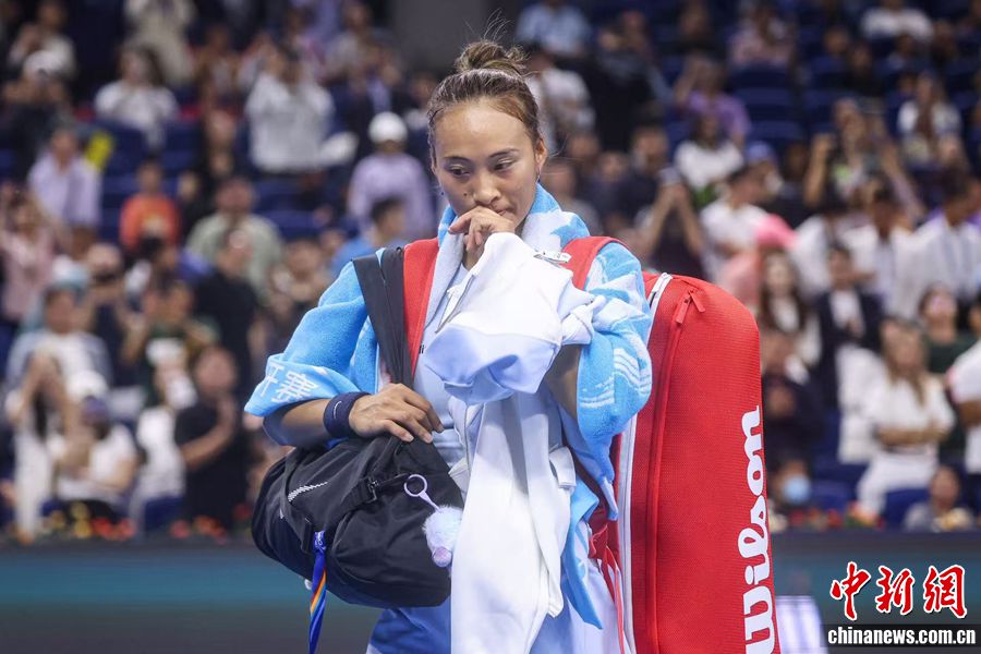 郑钦文在中网第三轮对阵诺斯科娃时因伤退赛 无